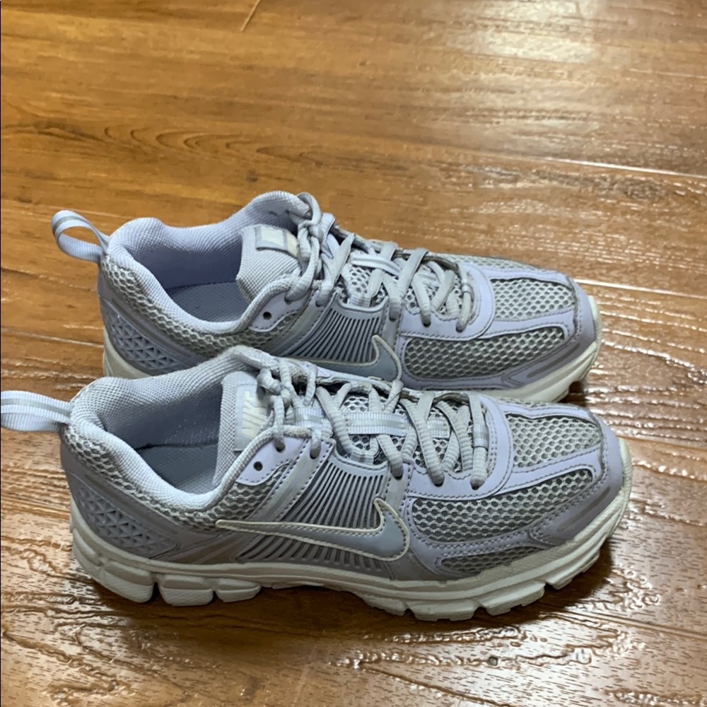 Nike Zoom Vomero 5 Athletic Sneakers